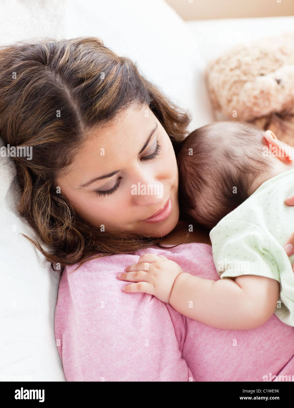 Ritratto di un bambino e sua madre dorme tranquillamente in poltrona a casa Foto Stock