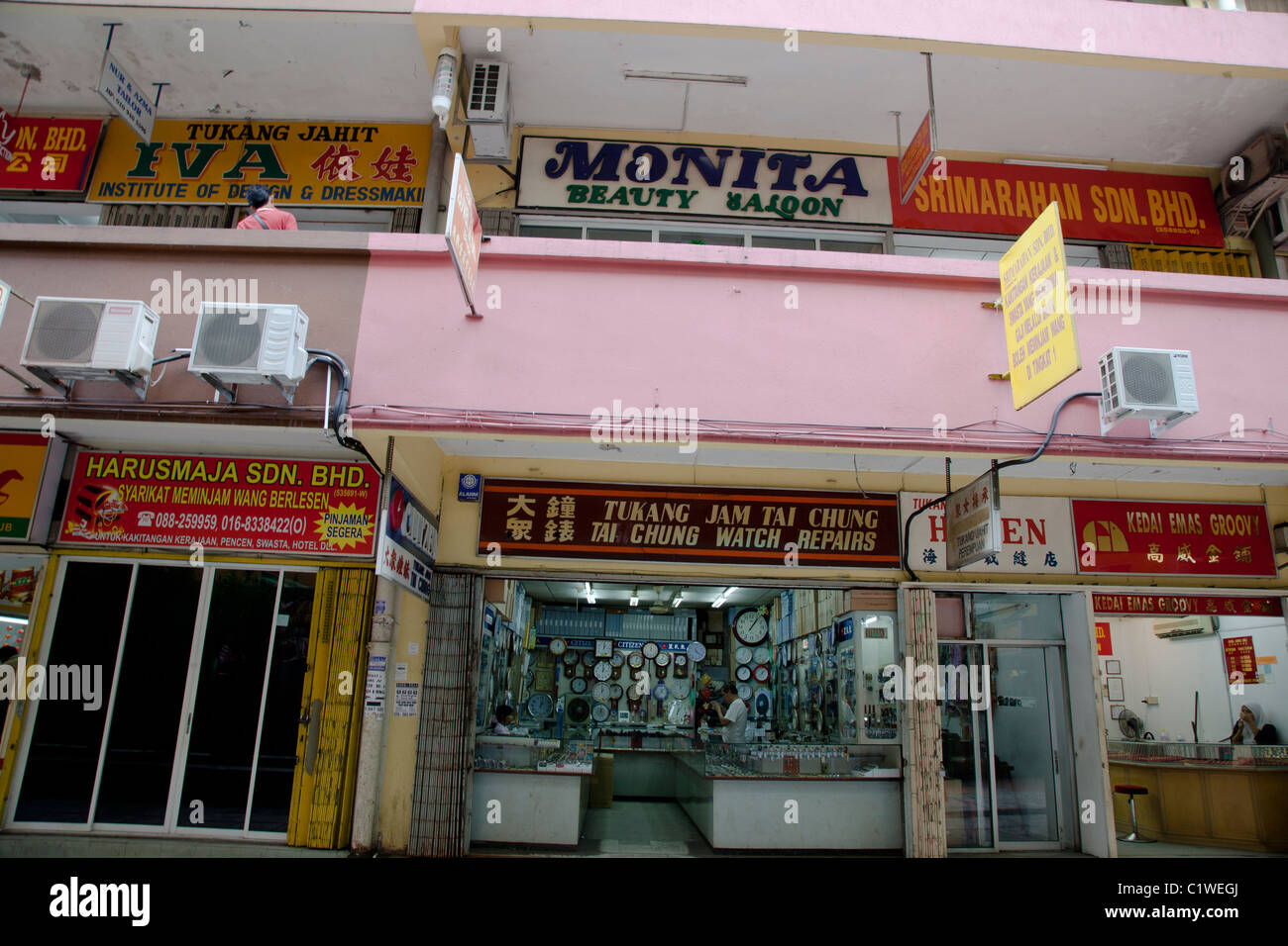 Negozi in old low-rise blocchi di appartamenti a Sabah, Malesia; primi due storie sono negozi Foto Stock