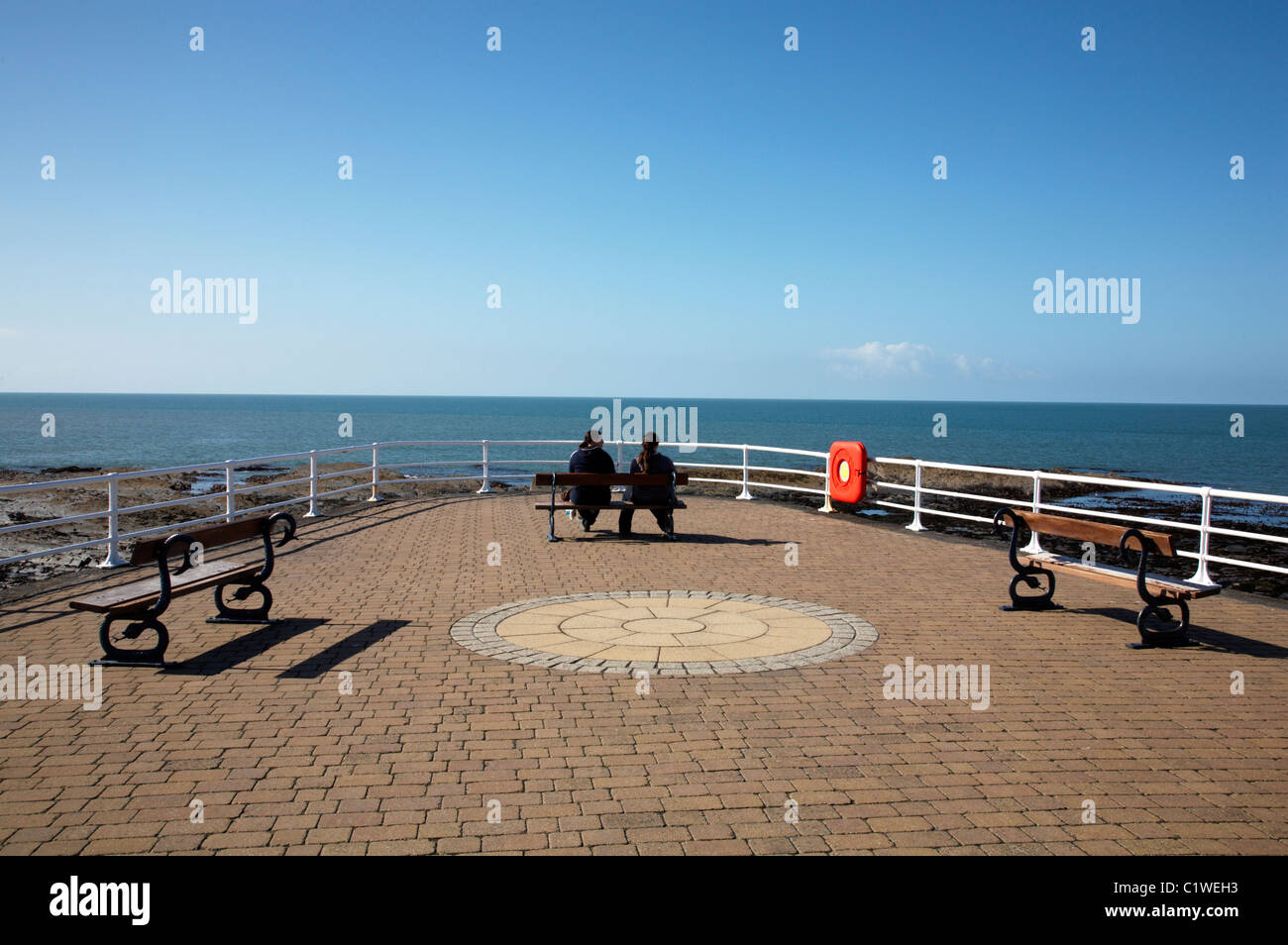 Due donna gode di vista mare in Aberystwyth Wales UK Foto Stock