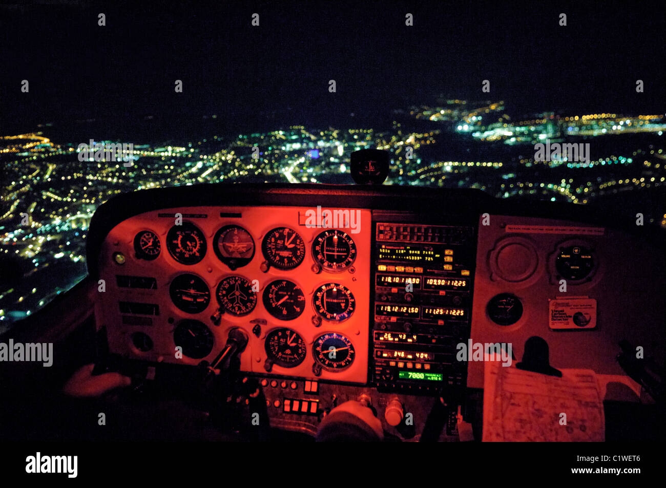 Notte di volo VFR in un piccolo aereo Cessna 172 sopra la città di Lussemburgo Foto Stock
