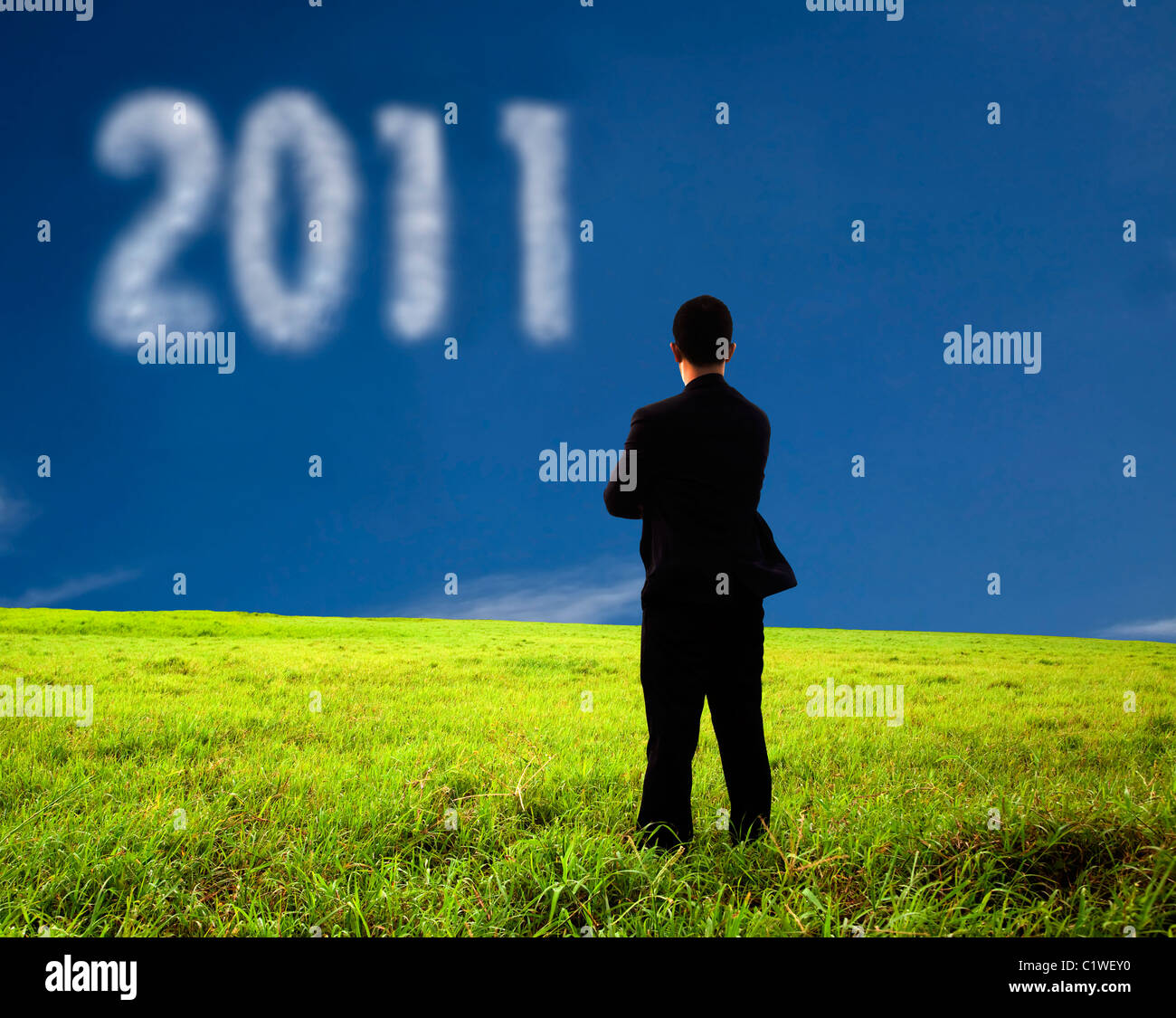Imprenditore pensando e guardando il 2011 . la composizione del cloud Foto Stock