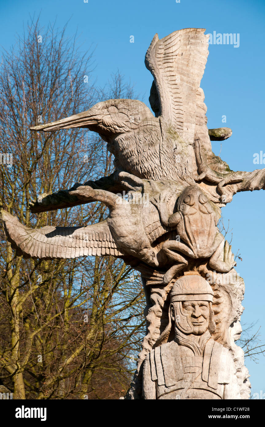 Scultura in legno scultura realizzata da un tronco di albero. Traghetto Prati, Nene Park, Peterborough, England, Regno Unito Foto Stock