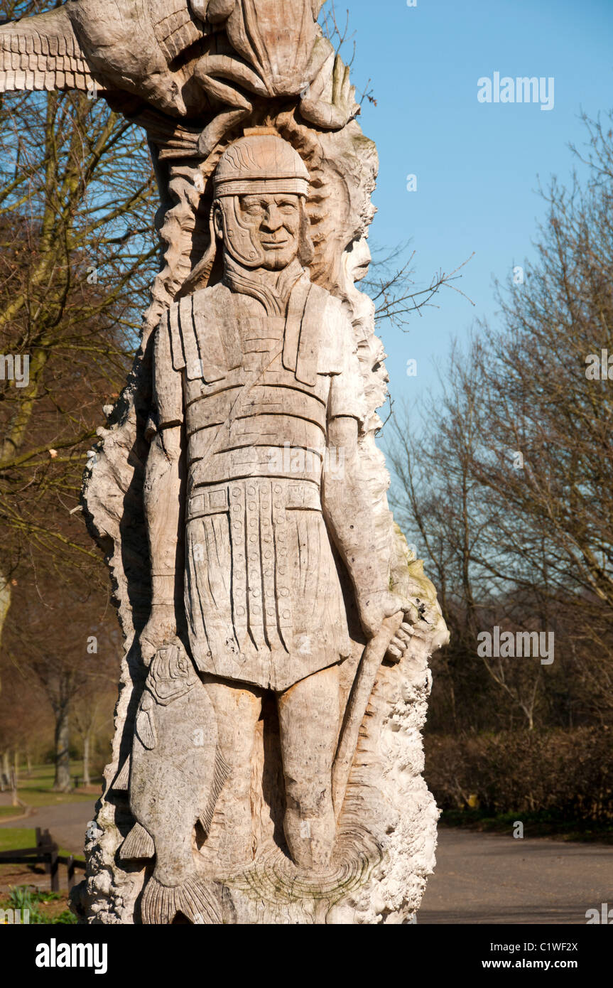 Scultura in legno scultura realizzata da un tronco di albero. Traghetto Prati, Nene Park, Peterborough, England, Regno Unito Foto Stock