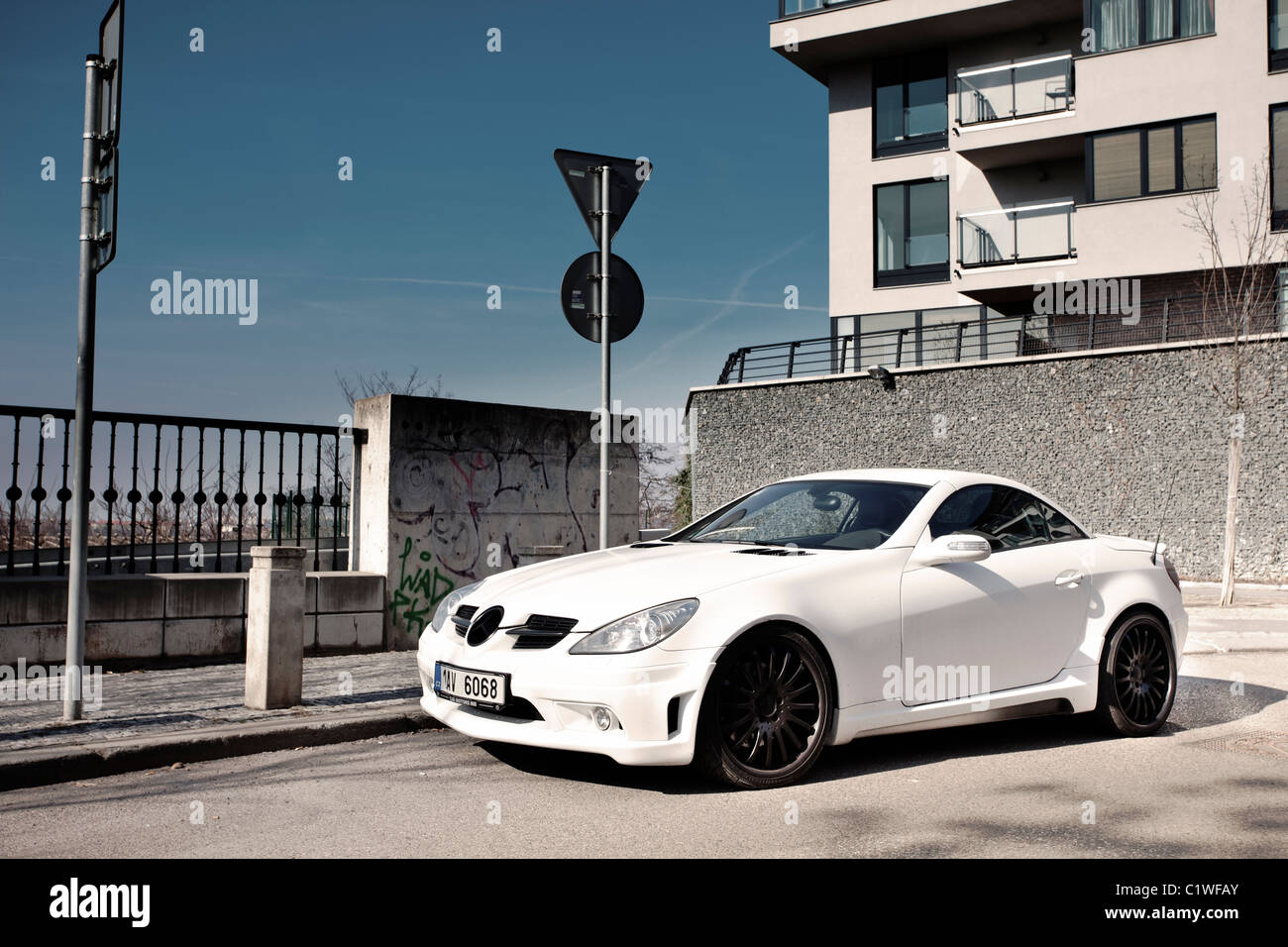 Auto sportiva bianca Mercedes-Benz SLK parcheggiata in strada Foto Stock