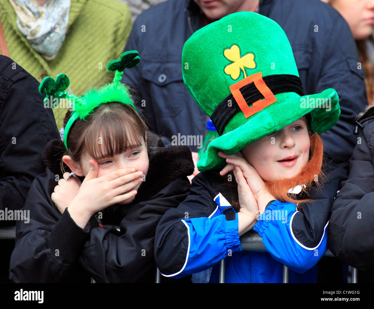Dei bambini felici al St.Patrick's day parade di Dublino in Irlanda Foto Stock