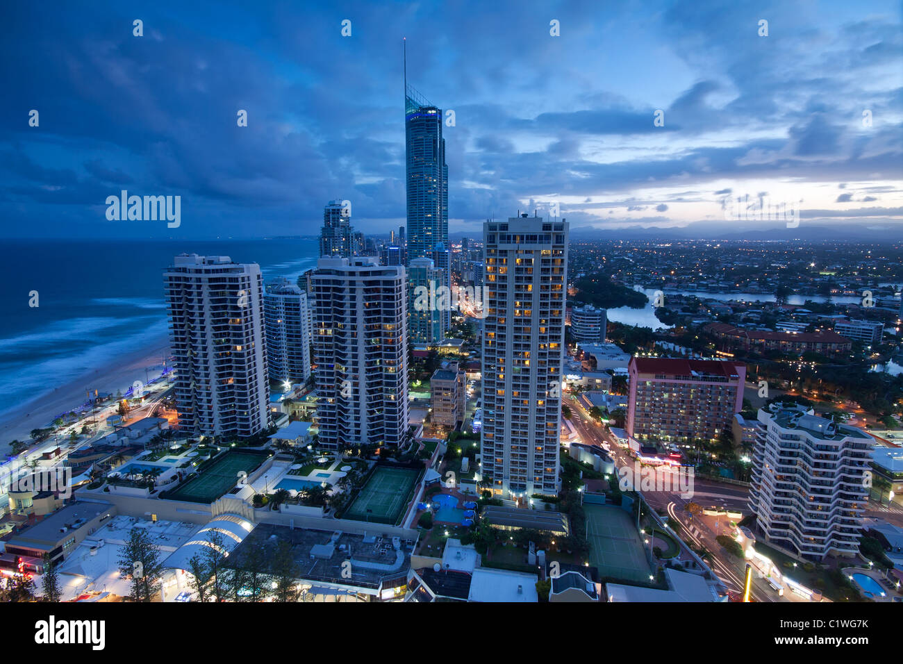 Vista sulla città moderna al tramonto con vista oceano accanto (Costa d'oro,Queensland, Australia) Foto Stock