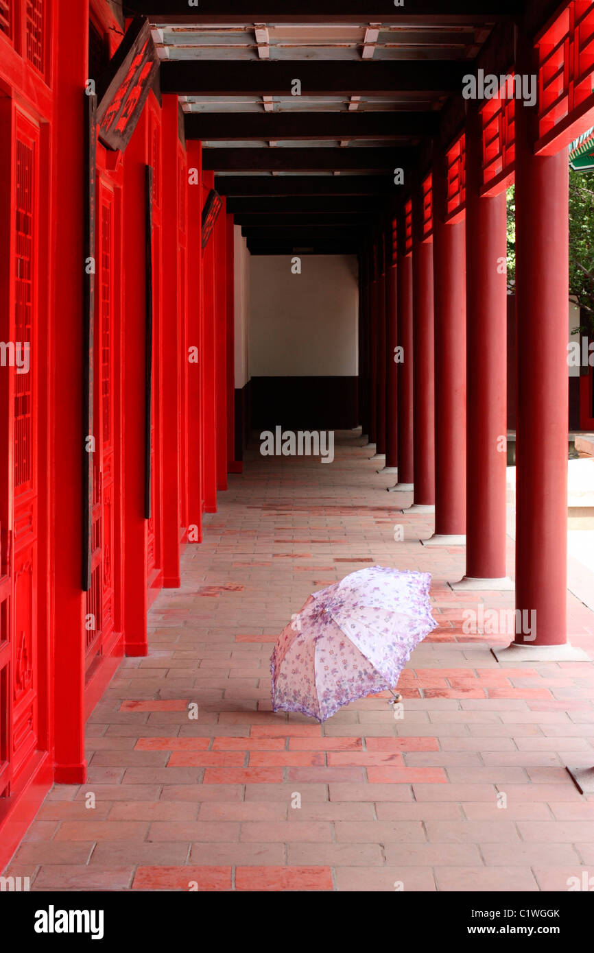 Ombrello nel corridoio di un santuario, Koxinga Santuario ancestrale, Tainan, Taiwan Foto Stock