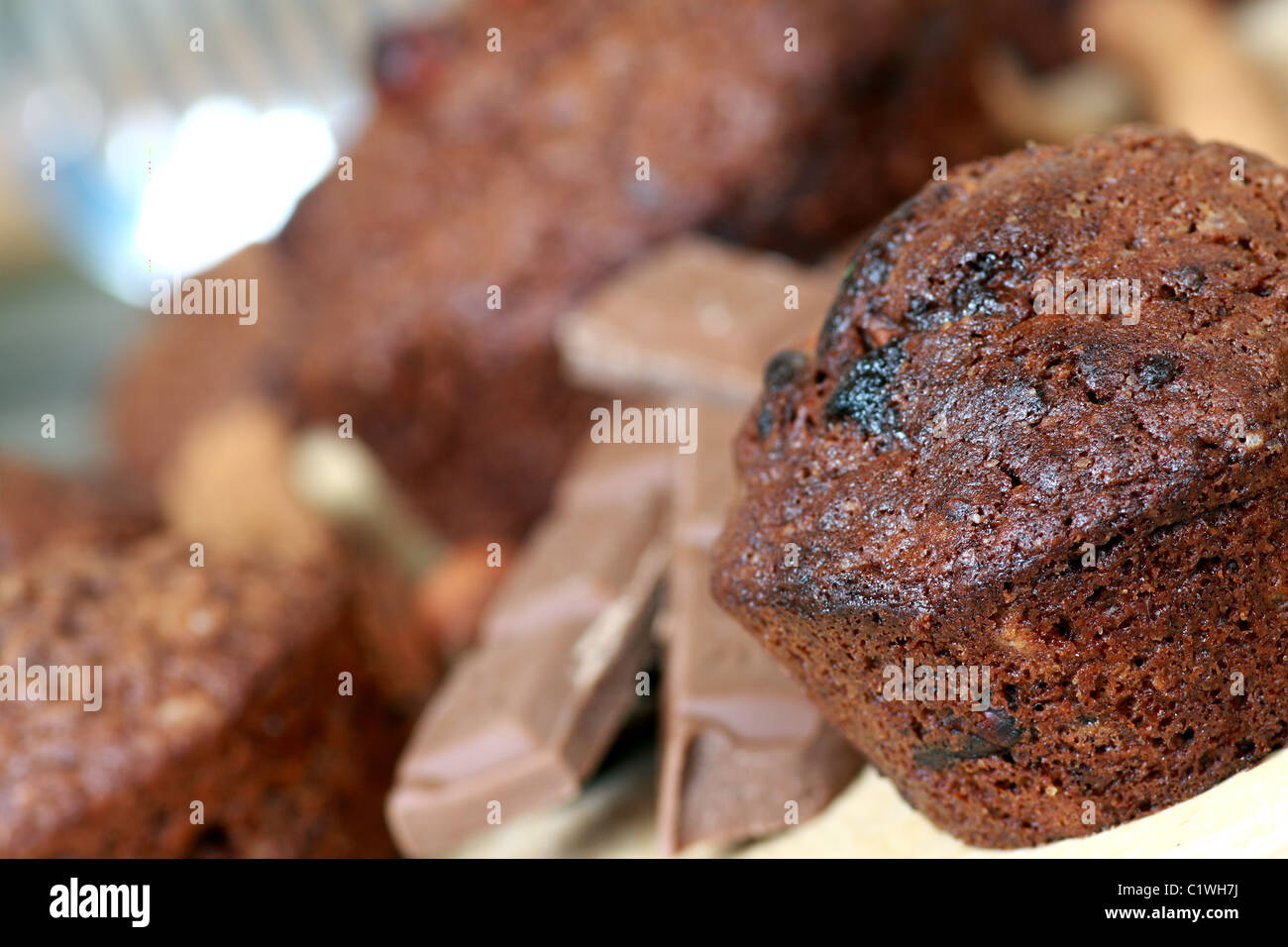 Muffin al cioccolato con noci e cannella Foto Stock