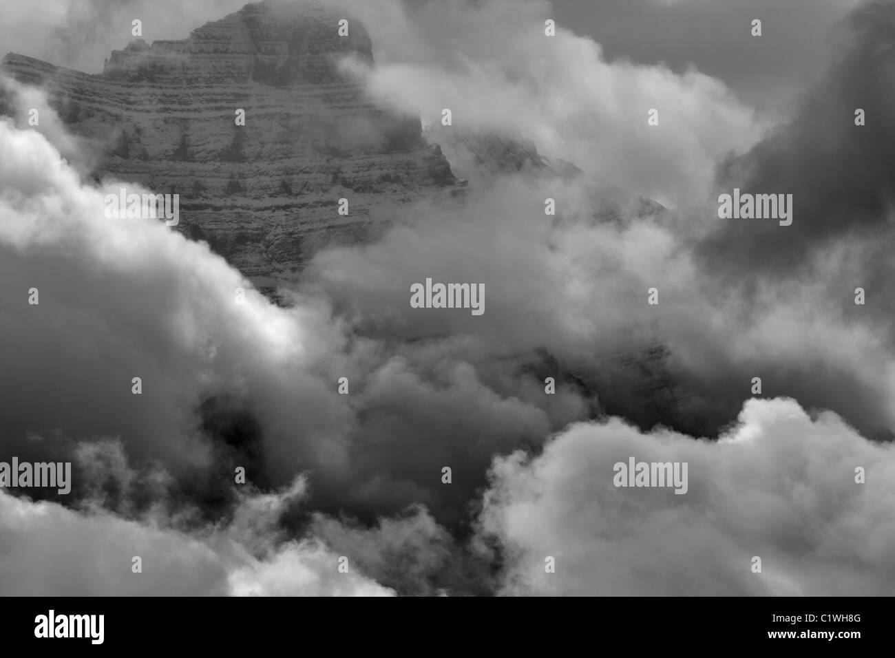 Nuvole sopra le montagne, Mt Kerkeslin, gamma maligne, Jasper National Park, Alberta, Canada Foto Stock