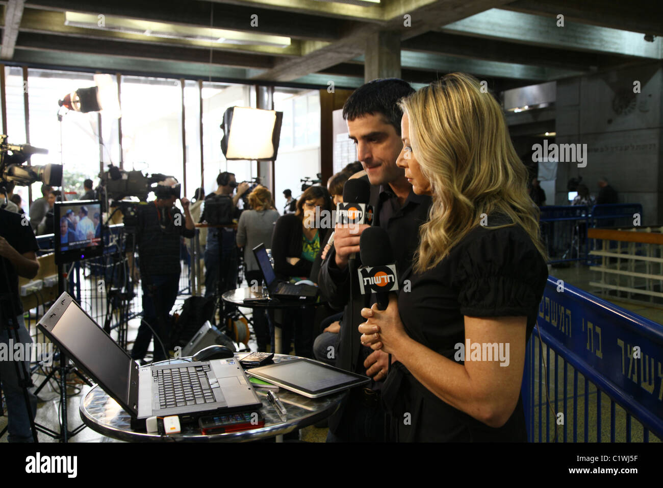 Ancoraggio della TV Miki Haimovitz e Baruch Kara un news reporter e commentatore di canale israeliano 10 TV reporting sulla posizione, Israele Foto Stock