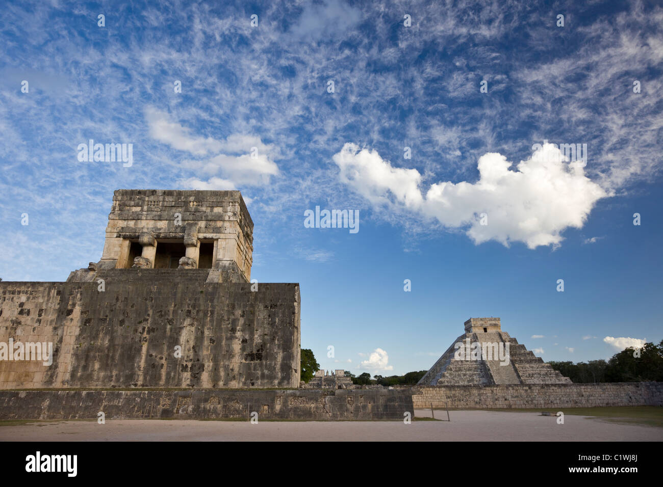 Campo per il gioco della palla a Chichen Itza con la Piramide di Kukulkan o "El Castillo" in background, la penisola dello Yucatan, Mexco. Foto Stock