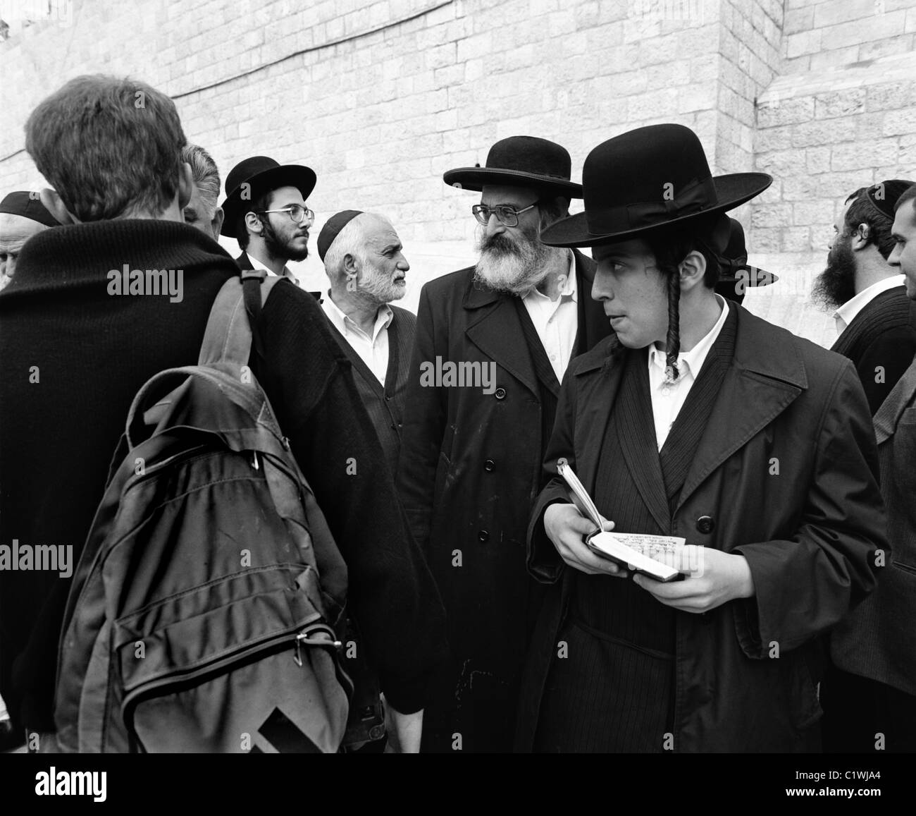 Ebrea ortodossa uomini vicino al Muro Occidentale, la Città Vecchia di Gerusalemme, Israele Foto Stock