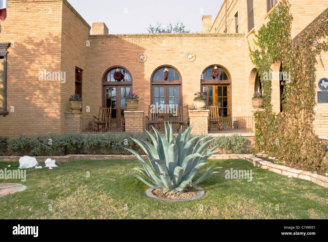 La storica Gage Hotel, una volta la residenza privata di cattleman e banchiere Alfred Gage, ora ospita i visitatori di maratona, Texas. Foto Stock