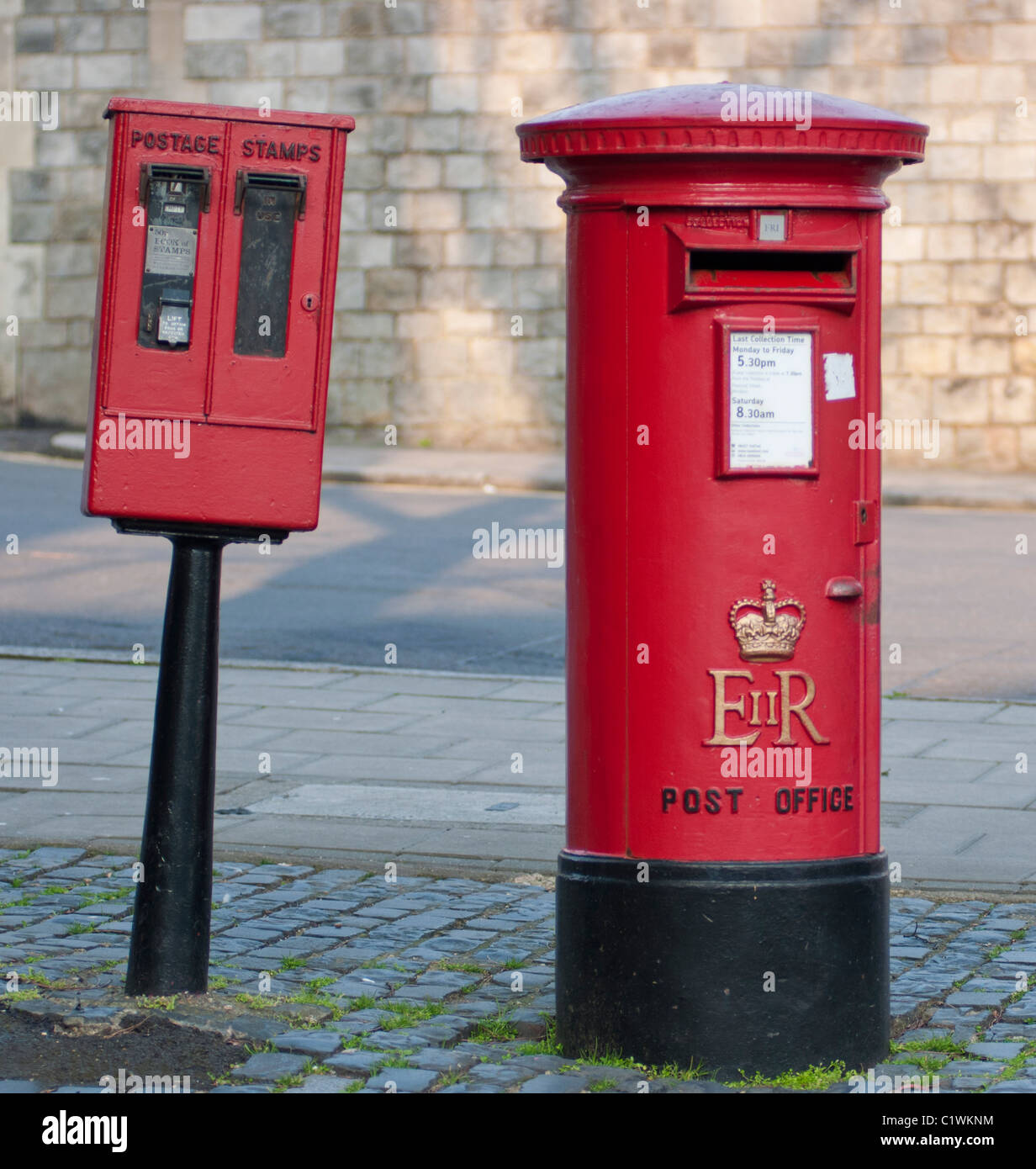 Un Royal Mail casella di posta accanto a un francobolli macchina distributrice in Windsor, Berkshire, Regno Unito. Foto Stock