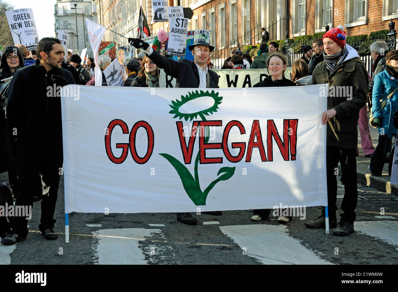Go Vegan banner al cambiamento climatico marzo Londra Inghilterra Regno Unito Sustainable Living, no Meat. Foto Stock