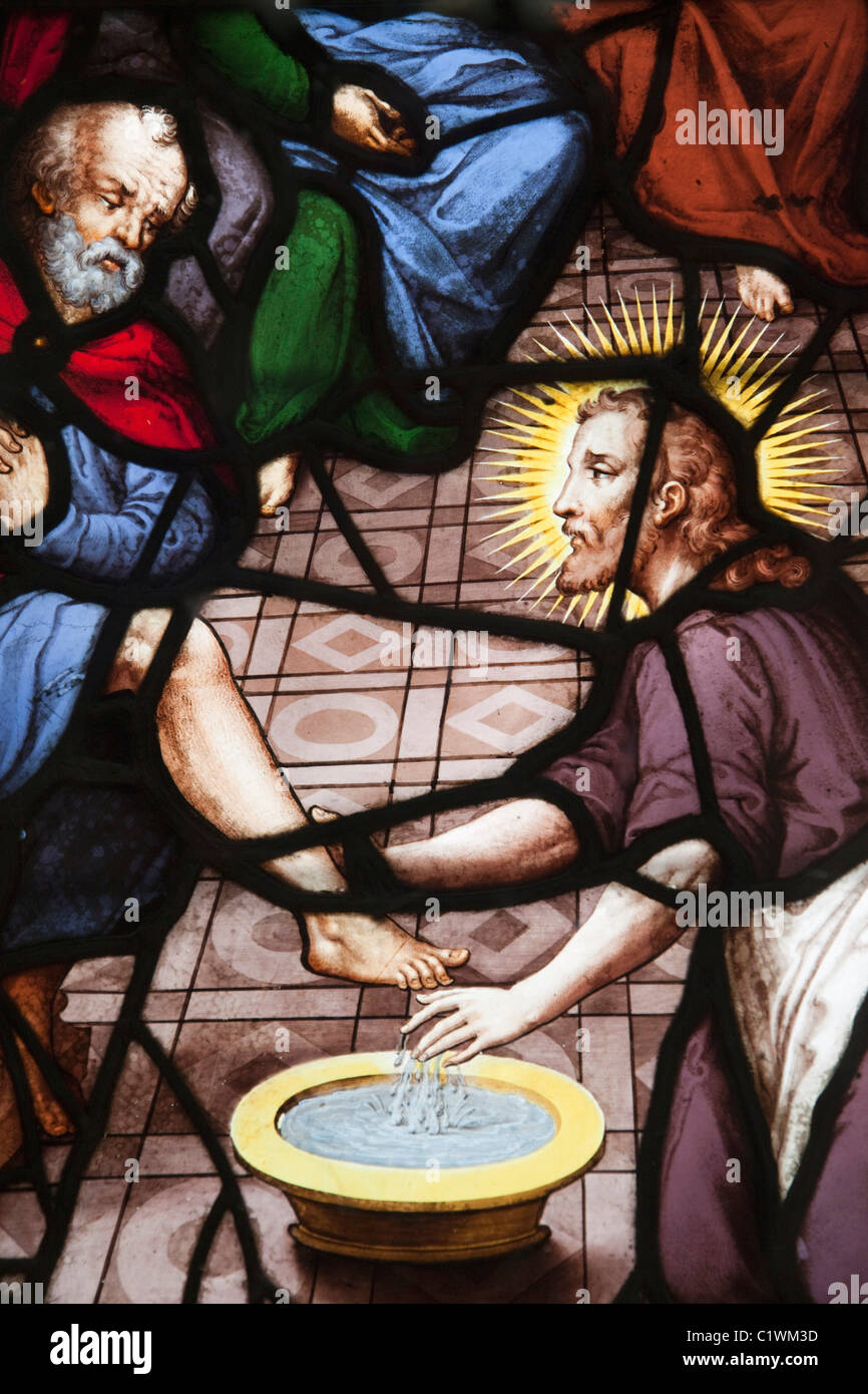 Francia,Parigi,Eglise Saint Etienne du Mont,vetrate raffiguranti Gesù lava i piedi dei suoi discepoli Foto Stock