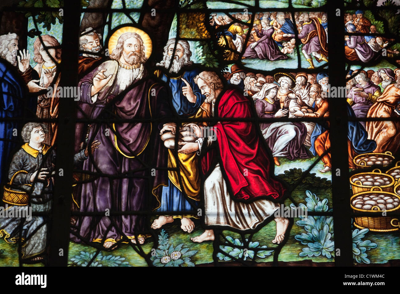 Francia,Parigi,Eglise Saint Etienne du Mont,vetrata raffigurante la moltiplicazione dei pani Foto Stock