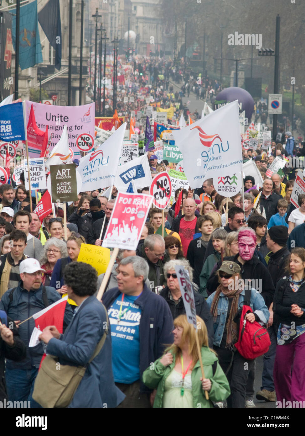 Manifestanti marzo giù Piccadilly durante un anti governo manifestazione contro tagli della spesa pubblica Foto Stock