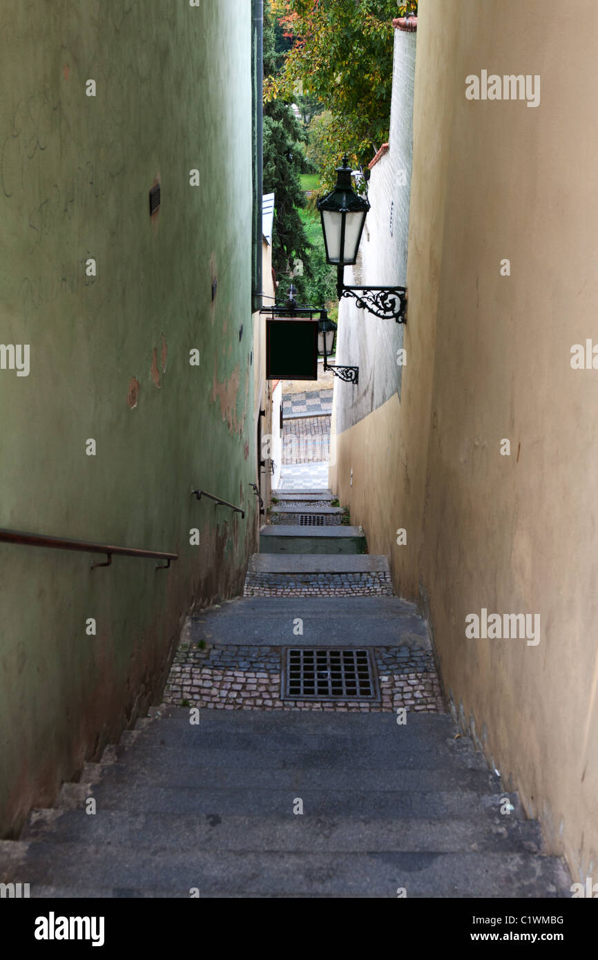 La strada stretta a Praga con i passi che si affaccia sul parco Foto Stock