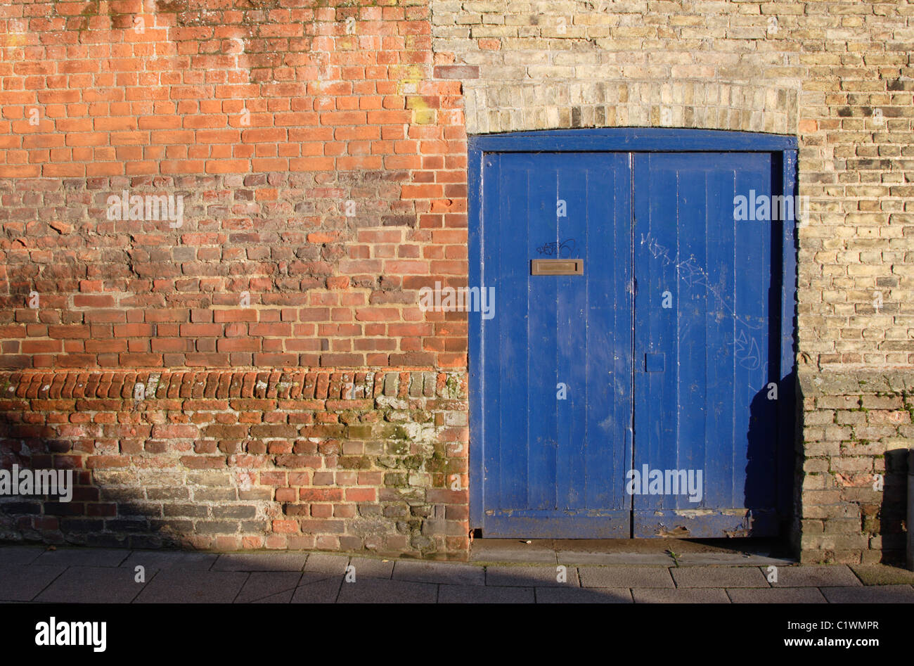 Il Blue Door in street, England, Regno Unito Foto Stock