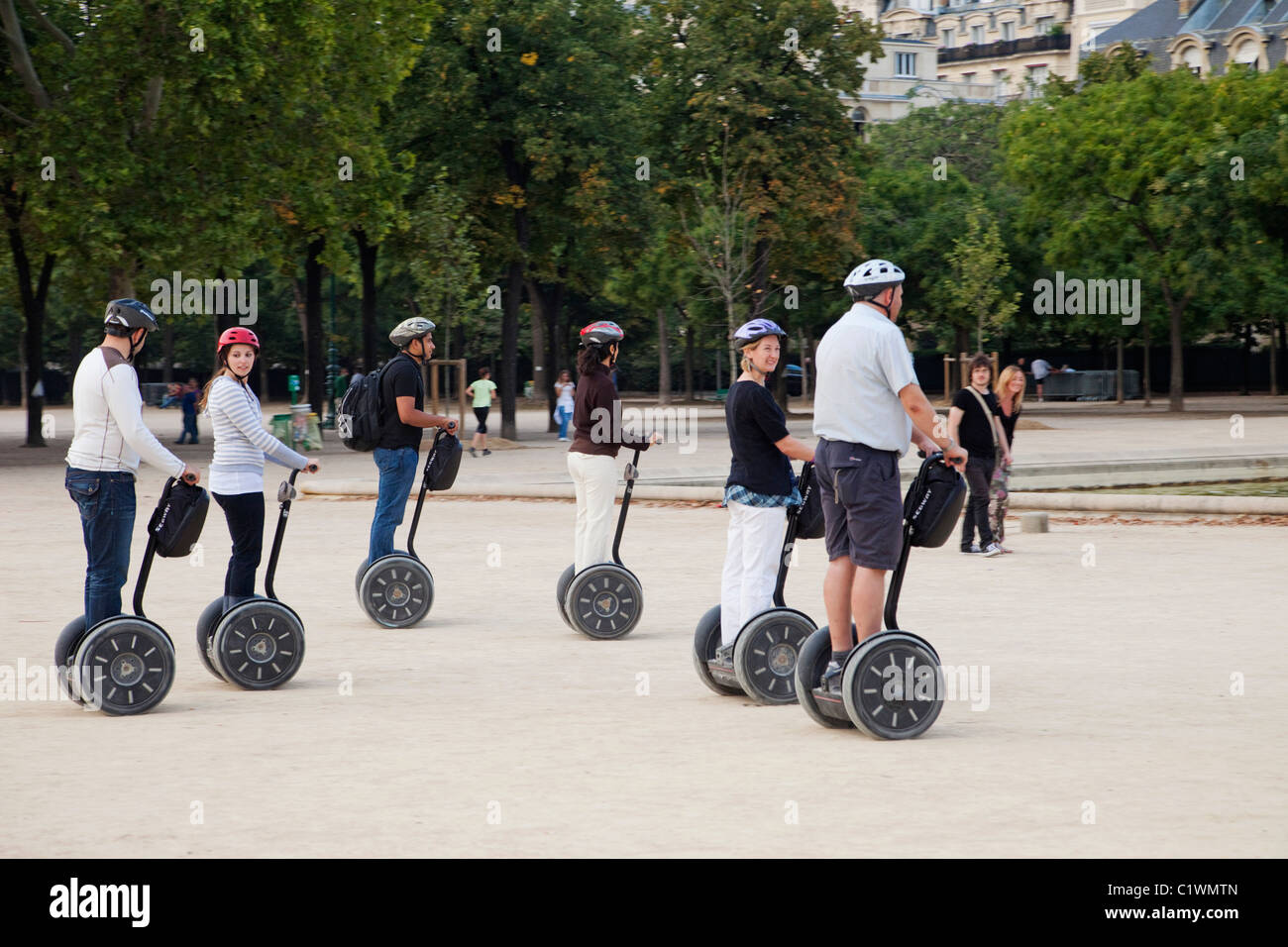 I turisti che viaggiano su Segways, Parigi, Francia Foto Stock