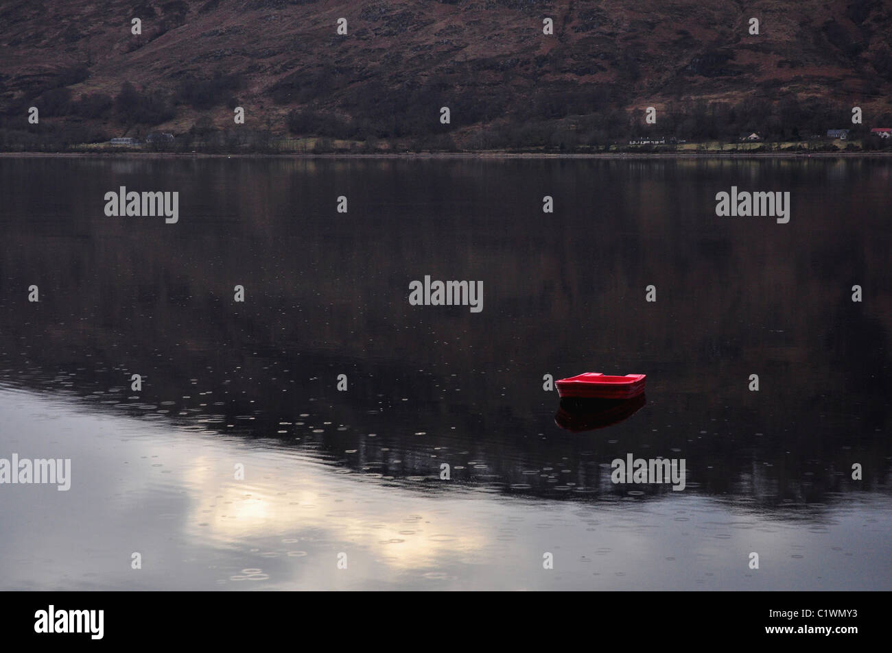 Rosso barca a Loch Linnhe. Foto Stock