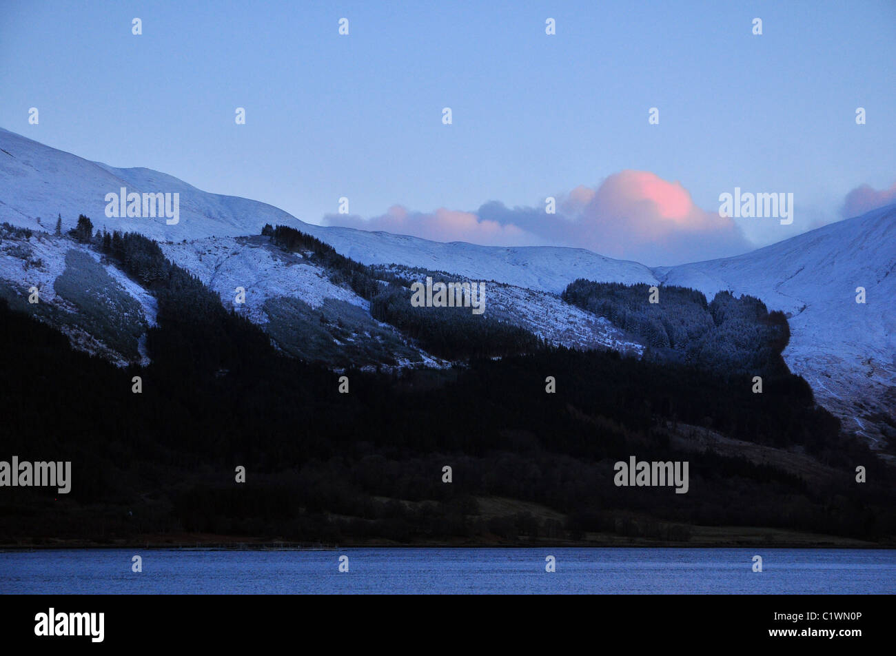 Vista su Loch Leven a spolverato di neve montagne. Foto Stock