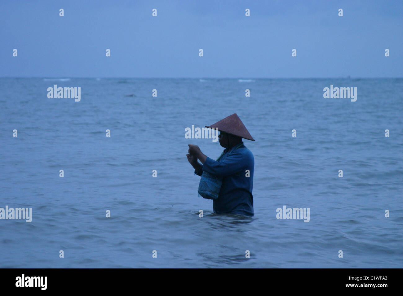 Pescatore Balinese al crepuscolo. Foto Stock