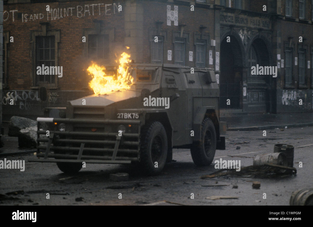 Irlanda del Nord i guai. Degli anni Ottanta. 1981 esercito britannico veicolo blindato arriva sotto la bomba di benzina attaccare da rivoltosi Falls Road Belfast tumulti 80S UK HOMER SYKES Foto Stock