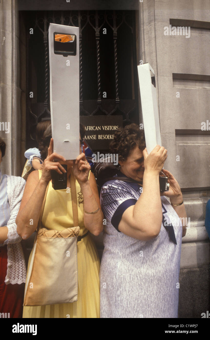 Royal Wedding Prince Charles Lady Diana Spencer souvenir periscopes da guardare oltre la folla per vedere la cerimonia Londra UK Luglio 29th 1981 1980s UK HOMER SYKES Foto Stock