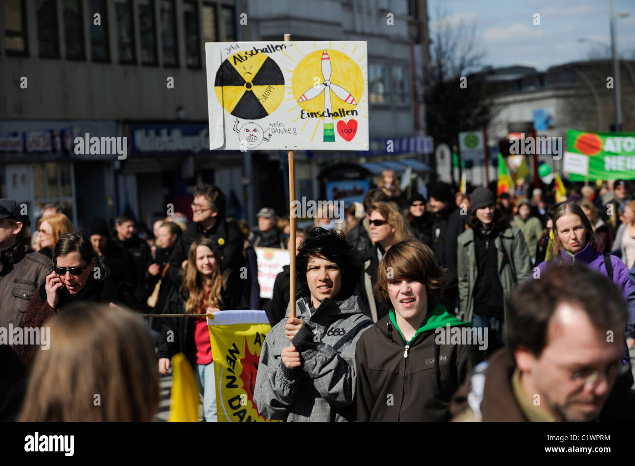 Germania Amburgo 2011 marzo 26 , grandi rally e incontro pubblico presso il municipio mercato contro il nucleare dopo incidente Fukushima Foto Stock