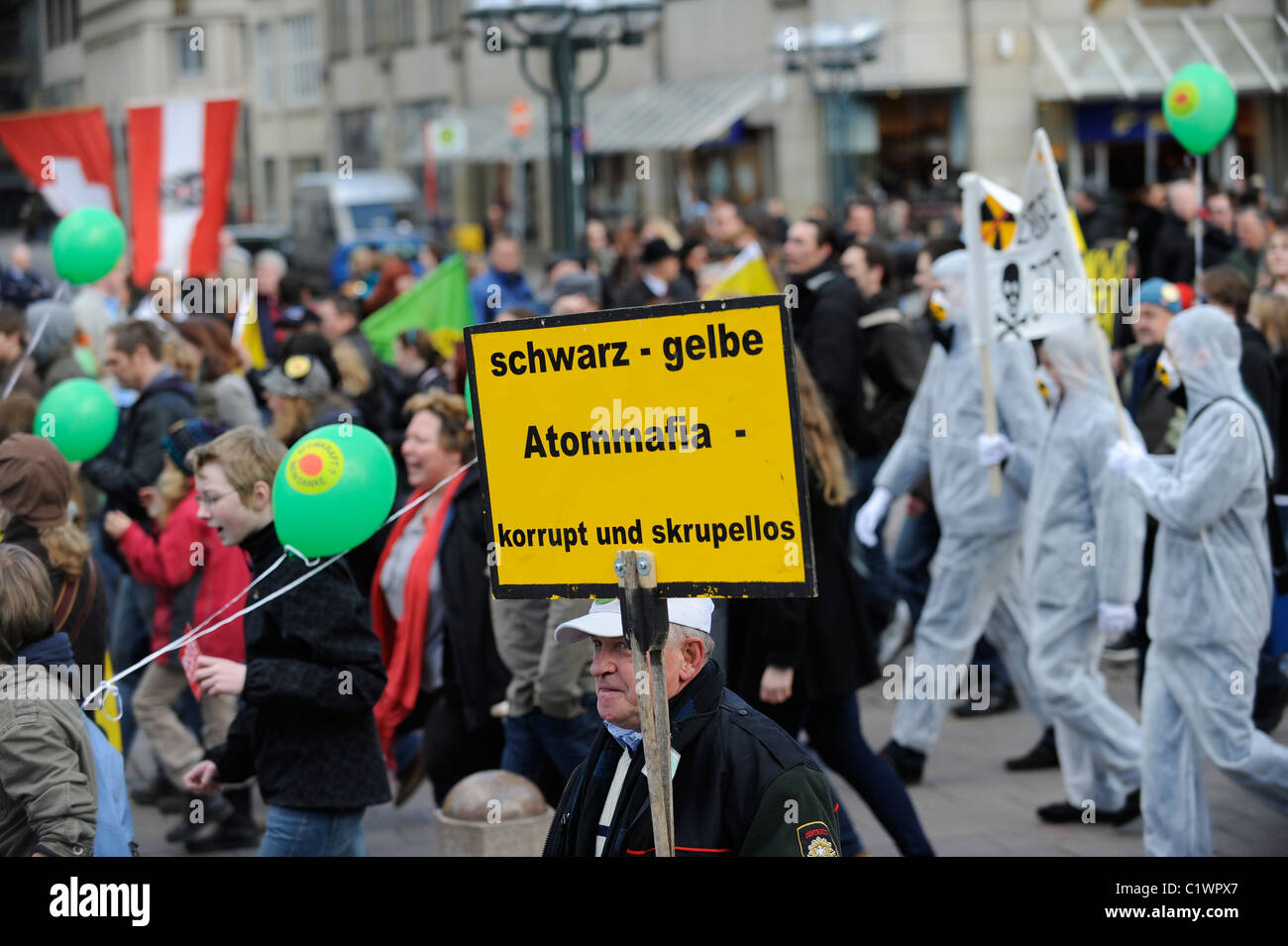 Germania Amburgo 2011 marzo 26 , grandi rally e incontro pubblico presso il municipio mercato contro il nucleare dopo incidente Fukushima Foto Stock