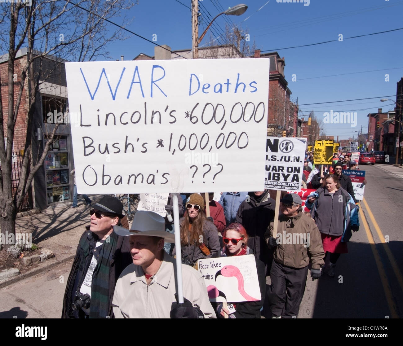 Più di 150 Anti-War manifestanti hanno marciato verso il basso Butler street a Pittsburgh, PA per protestare contro il coinvolgimento degli Stati Uniti in tutte le guerre. Foto Stock