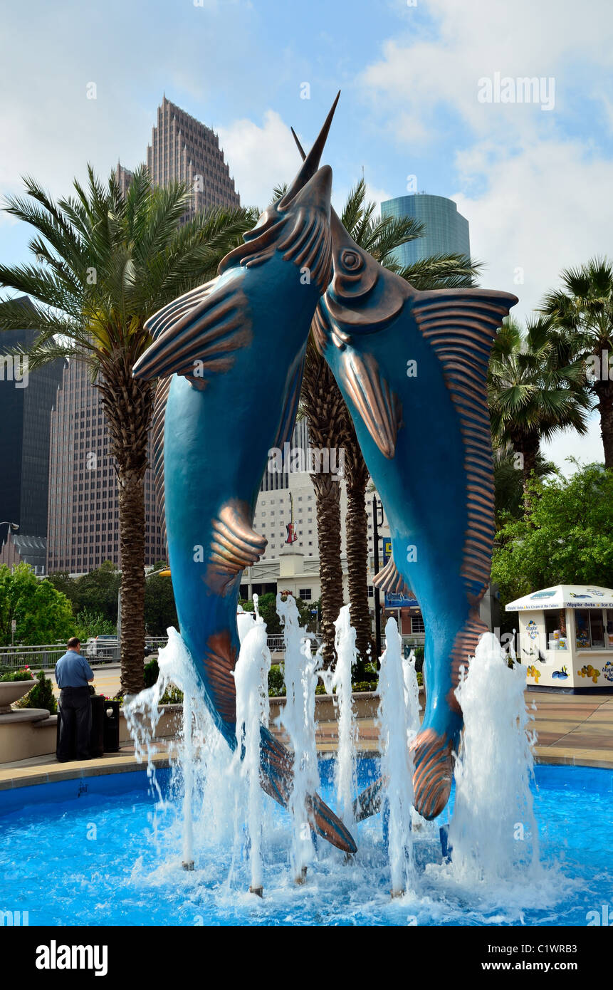 Scultura di twin marlins davanti a Houston Downtown Aquarium. Texas, Stati Uniti d'America. Foto Stock