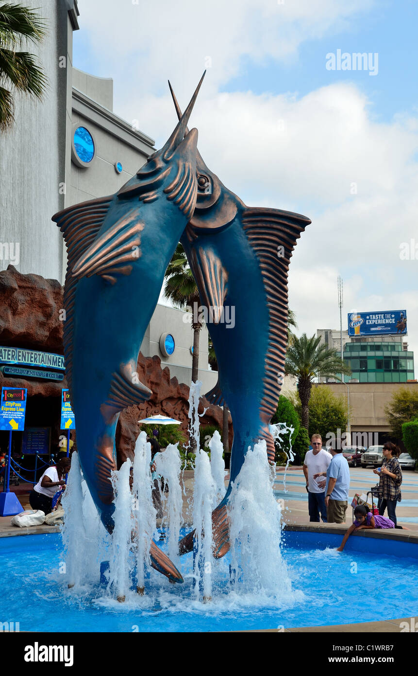 Scultura di twin marlins davanti a Houston Downtown Aquarium. Texas, Stati Uniti d'America. Foto Stock