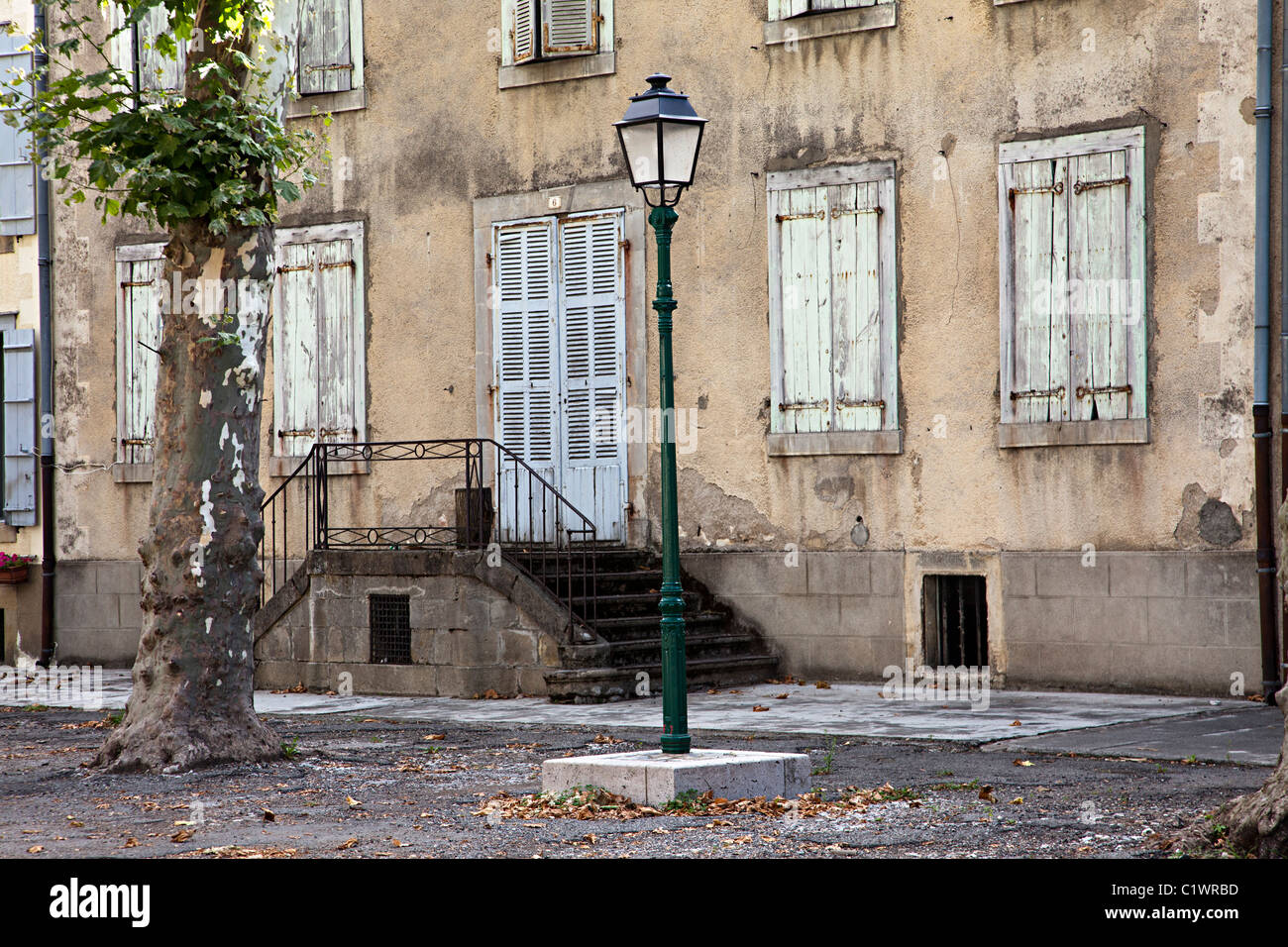Persiane sbiadite su windows e old street light Mas d'Azil dipartimento Ariège Francia Foto Stock