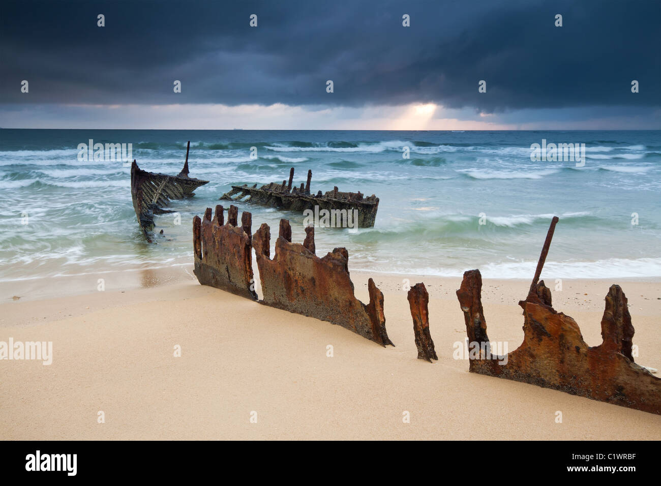 Relitto sulla spiaggia australiana presso sunrise (ss alterate relitto,alterate beach, Queensland). Foto Stock