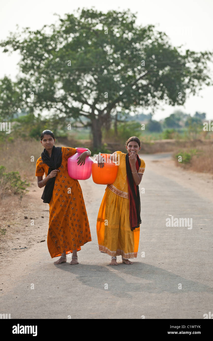 Persone che trasportano pentole Andhra Pradesh in India del Sud Foto Stock