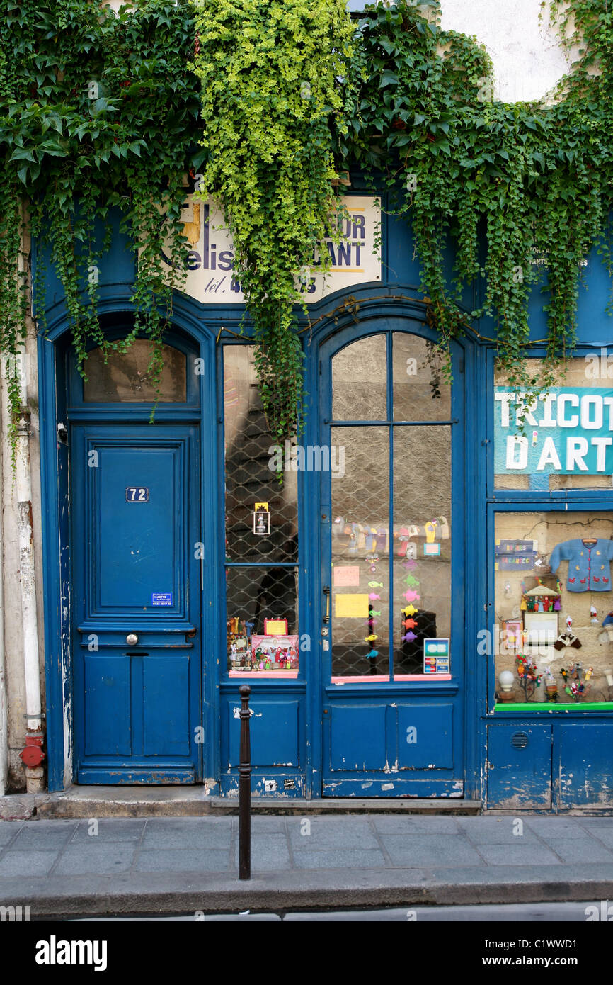 Camminando su 'Rue du Temple' di Parigi si può vedere il vecchio e particolari negozi Foto Stock