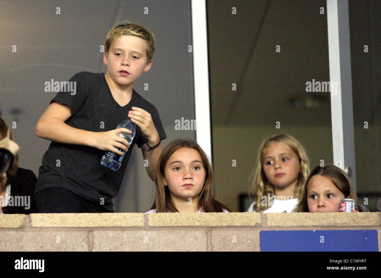 Brooklyn Beckham e suo cugino Liberty guarda David Beckham gioca per la galassia in un gioco contro Seattle Sirene a casa Foto Stock