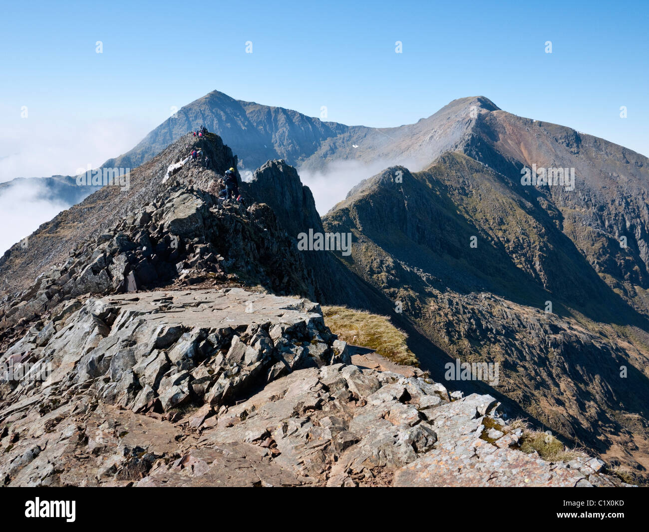 La Snowdon Horseshoe: il coltello del Presepe Goch conduce al presepe y Ddysgl, Carnedd Ugain e Yr Wyddfa, il vertice di Snowdon Foto Stock