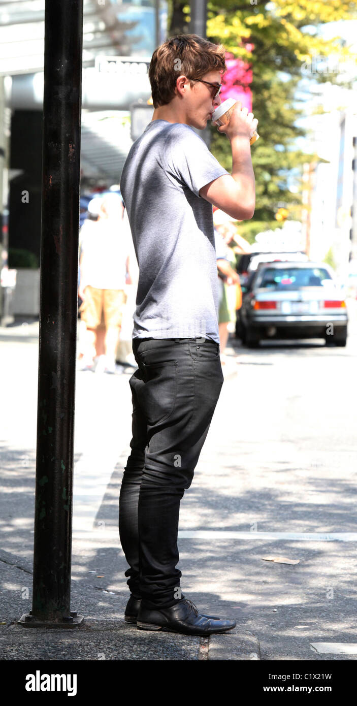 Xavier Samuel passa per un caffè al caffè Blenz house, prima di andare alla galleria d'Arte di Vancouver. Vancouver, Canada - Foto Stock