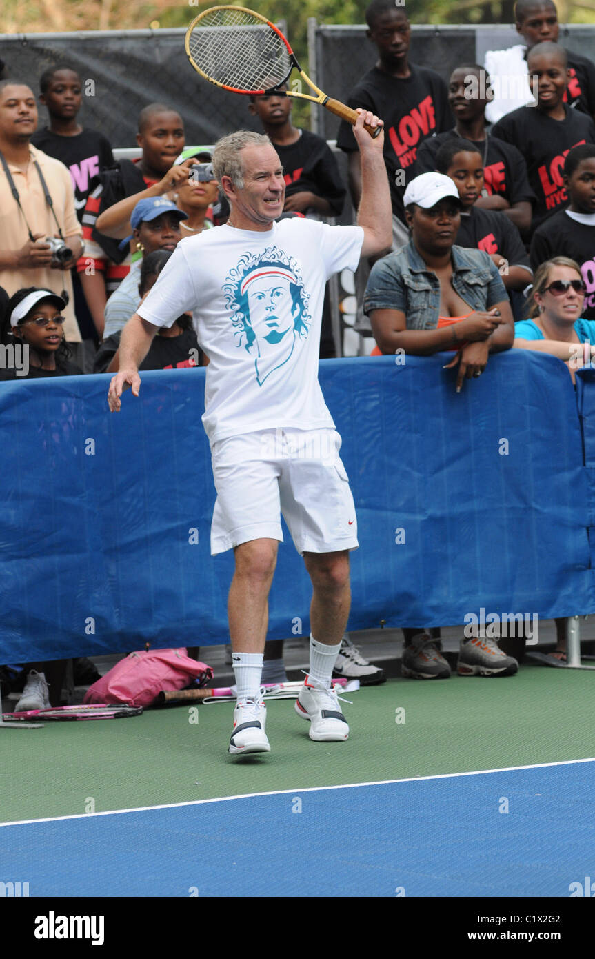 John McEnroe che indossa una maglietta con la sua faccia da venticinque  anni fa su di esso il gioco Nike, Set, NYC evento tennis davanti a US Open  Foto stock - Alamy