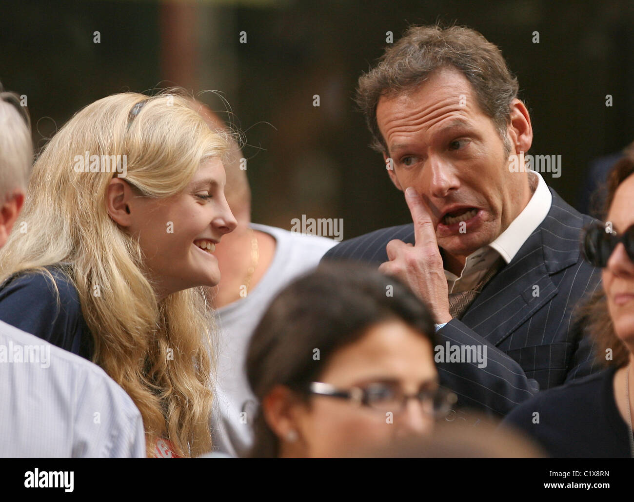 Harriet Lester e Mark Lester guardando Natasha Bedingfield esibirsi dal vivo sul palco della NBC Toyota in concerto a NYC. New York Foto Stock