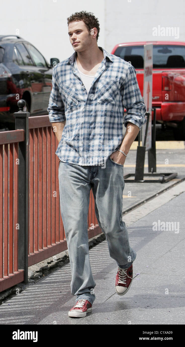 Kellan Lutz arriva al Bardot Night club di Hollywood per un Photoshoot per  H&M abbigliamento indossando un plaid shirt. Los Angeles Foto stock - Alamy