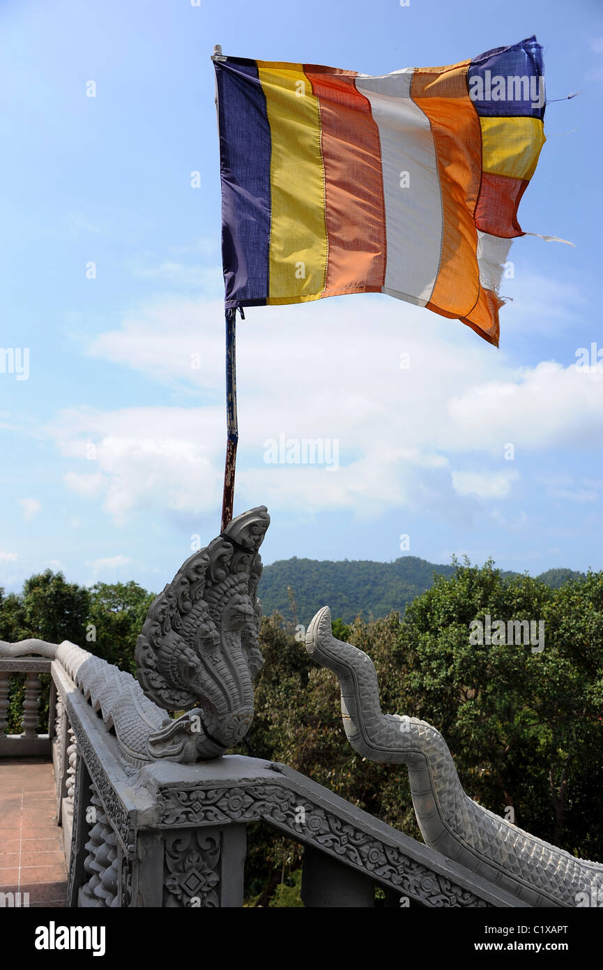 Bandiera buddista volare sopra il tempio di Kep. Foto Stock