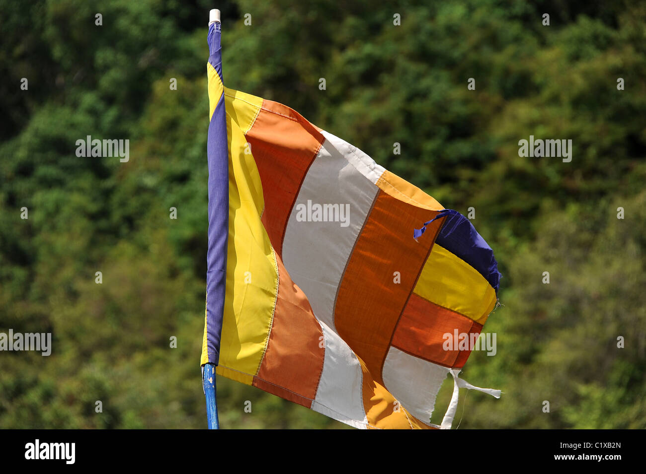 Bandiera buddista volare sopra il tempio di Kep. Foto Stock