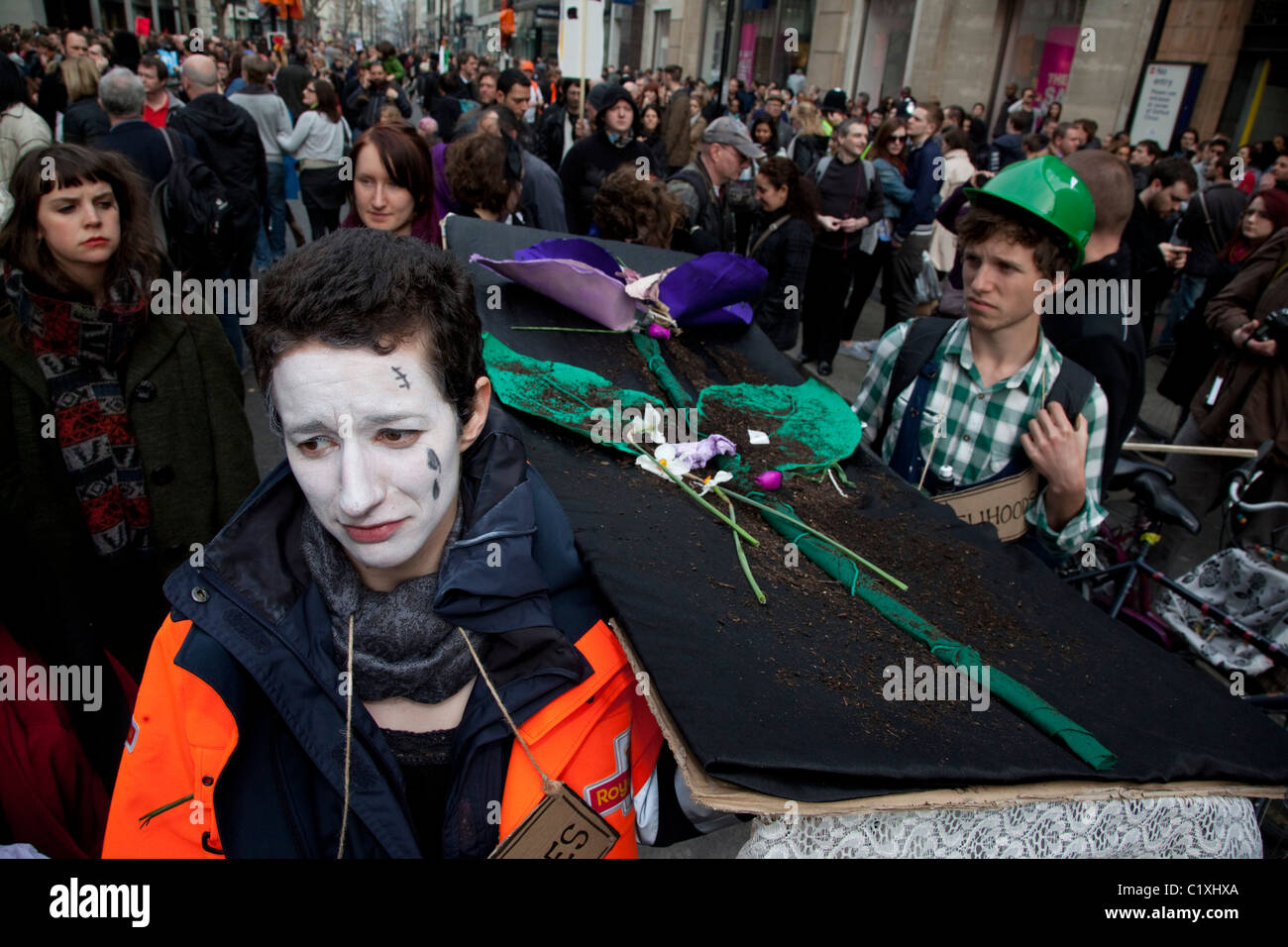 Anti-Cuts marzo nel centro di Londra, il corteo funebre Foto Stock