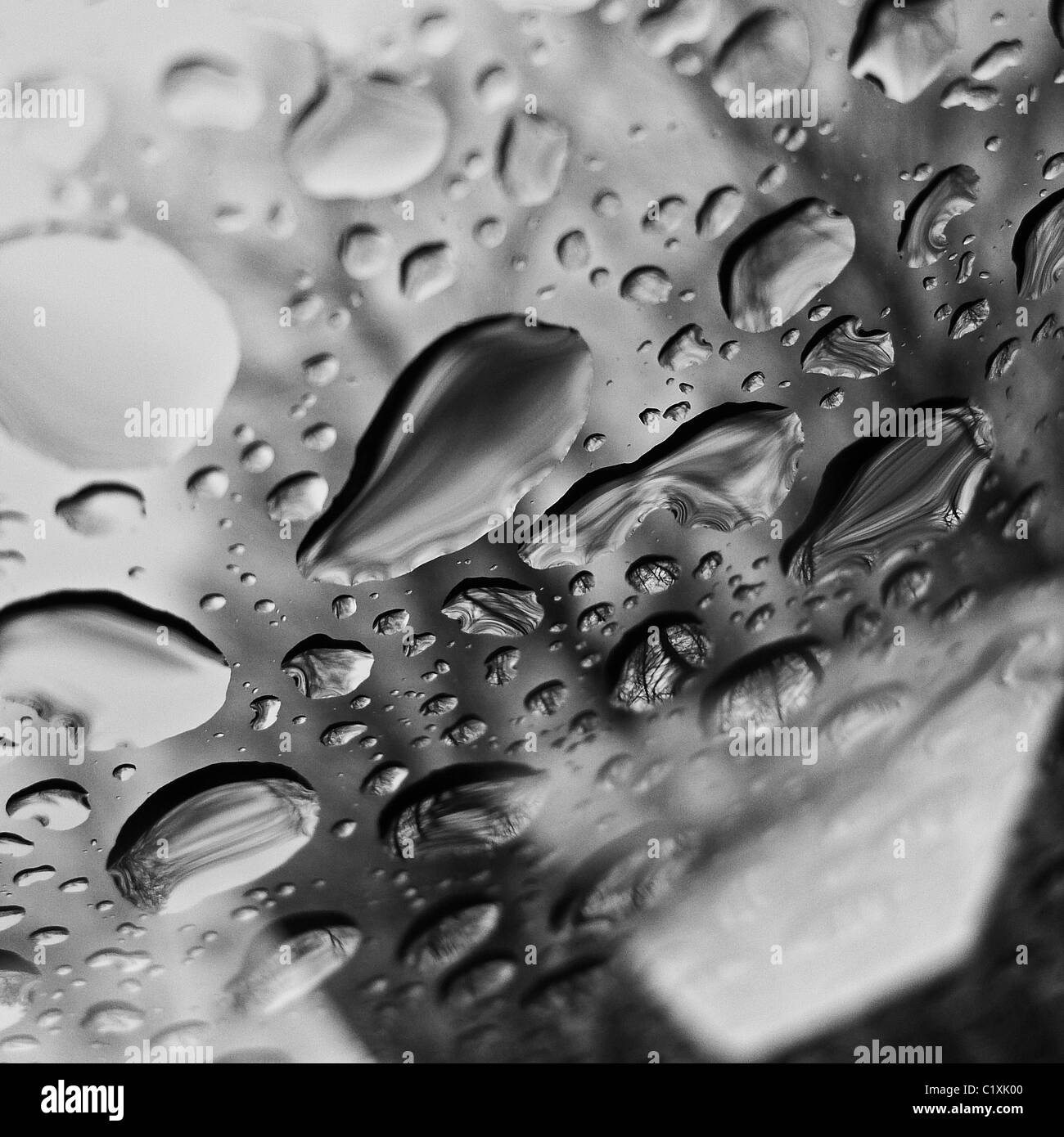 Close-up di astratta di gocce di acqua sul vetro della finestra. Foto Stock