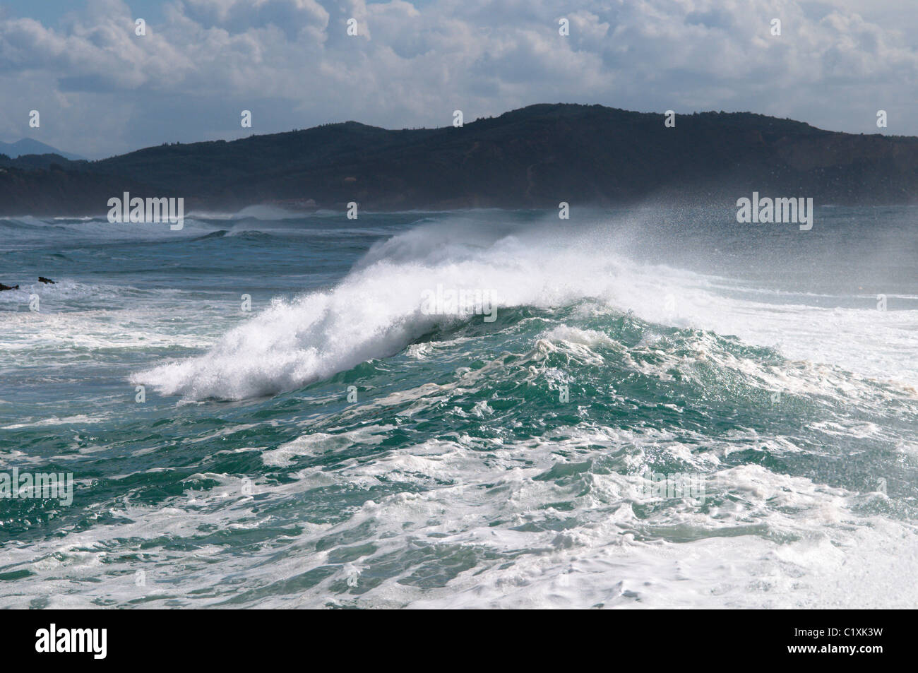 Corfù, Grecia. Ottobre. Agios Georgios, noto come San Giorgio a sud. Mare mosso. Foto Stock